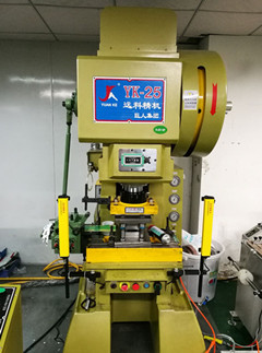 Application of safety grating on high speed punching bed